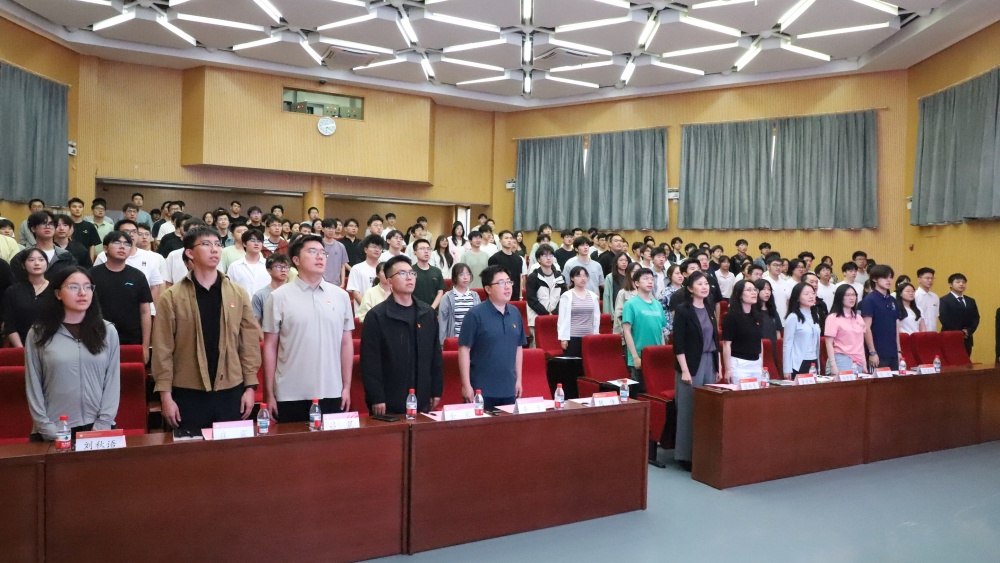 奏唱国歌.JPG