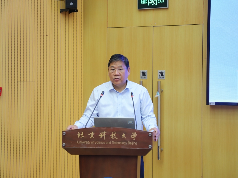 中国科学院院士张跃介绍主讲嘉宾的科研方向及学术成就赵惠军教授作
